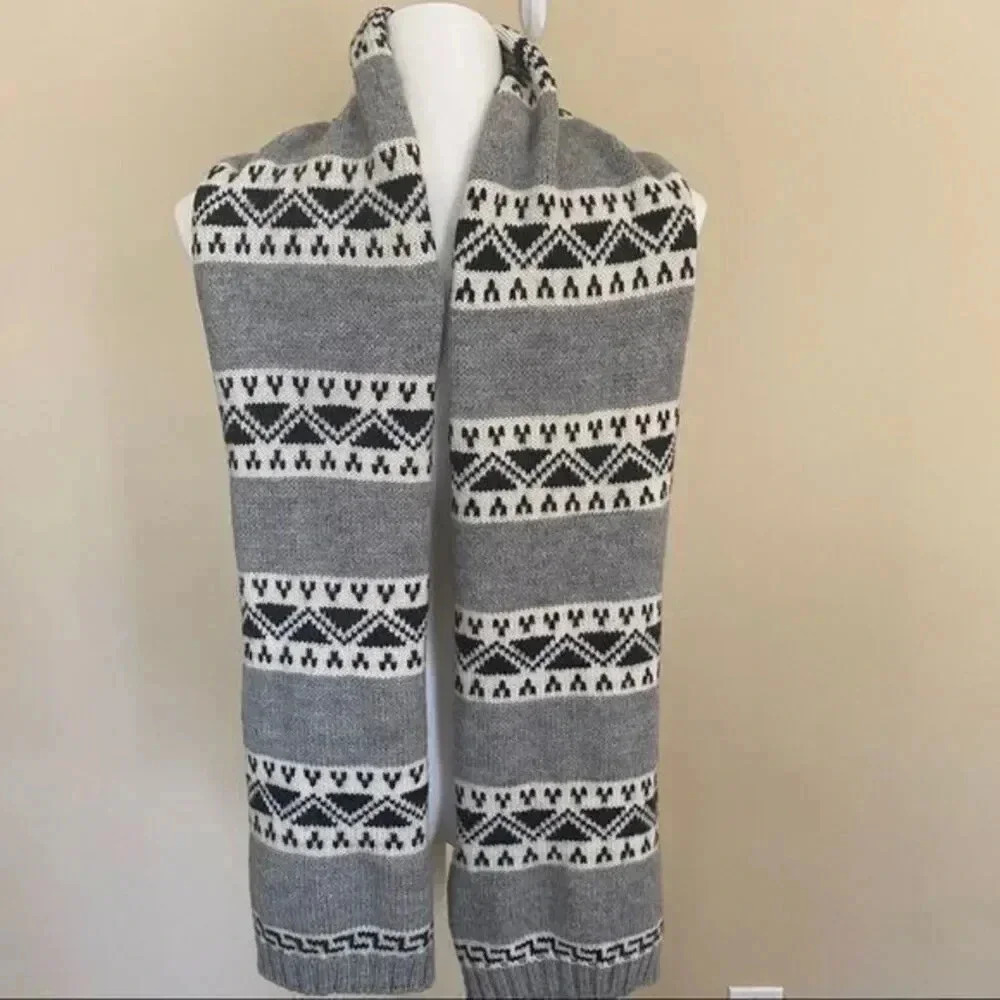 Gray/white pattern scarf
